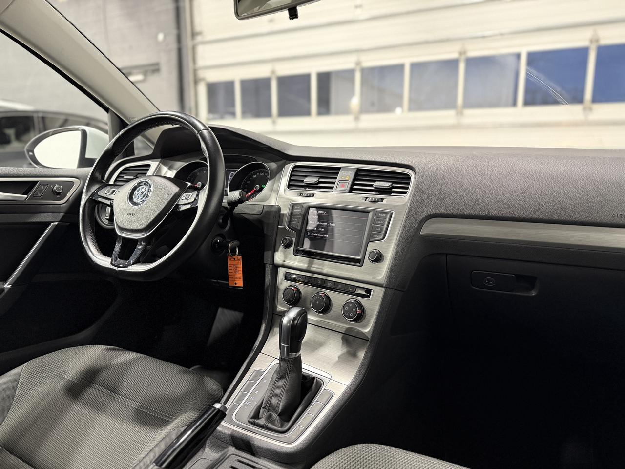 2016 Volkswagen Golf TSI S Photo