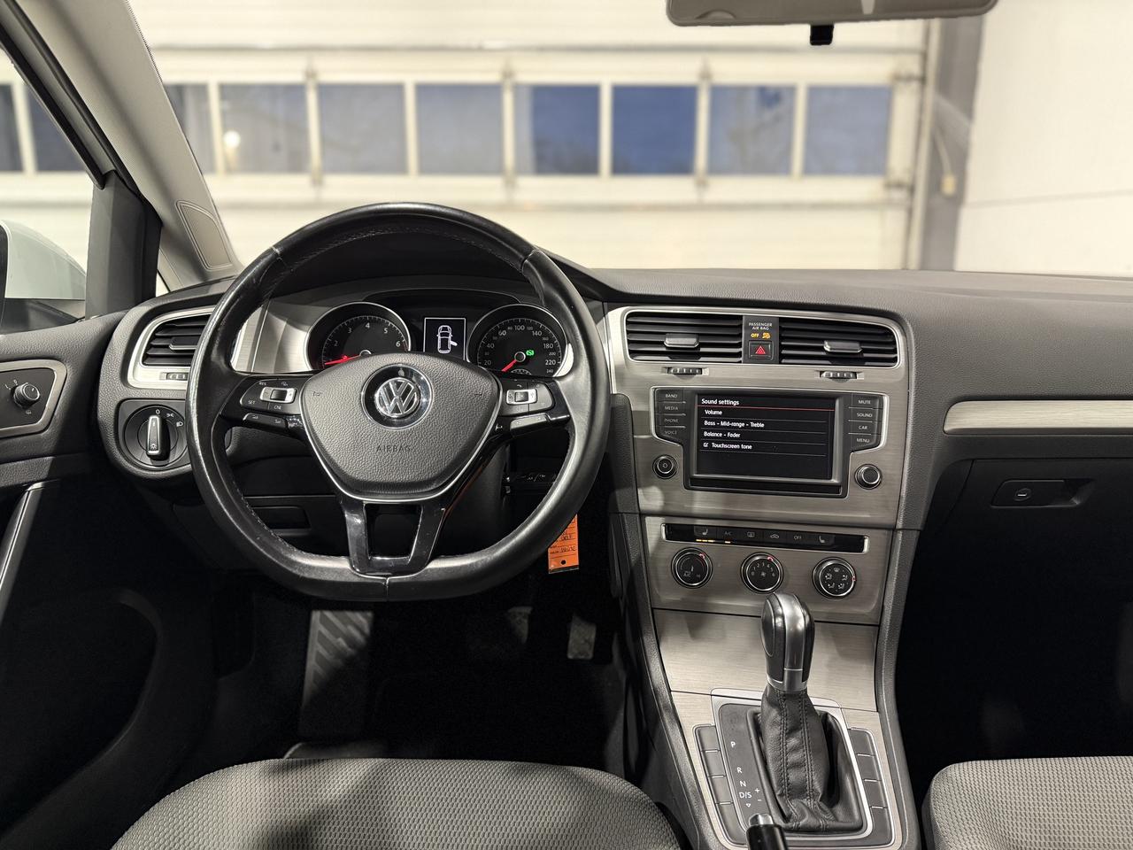 2016 Volkswagen Golf TSI S Photo