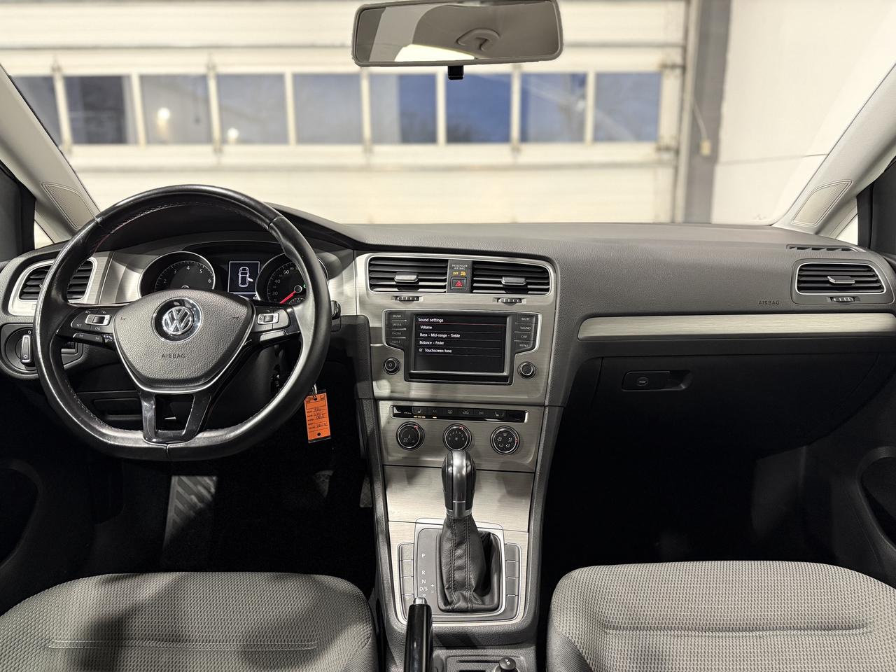 2016 Volkswagen Golf TSI S Photo