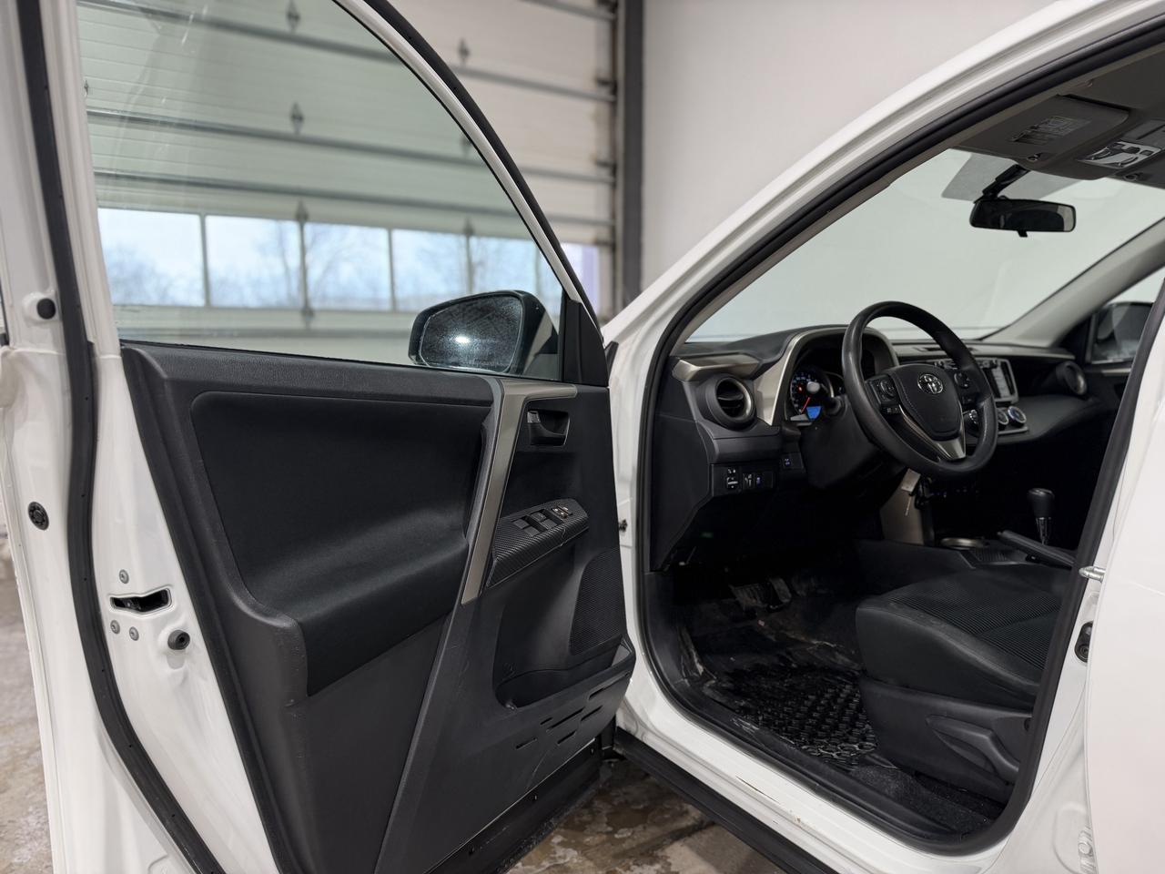 2014 Toyota RAV4 LE Photo