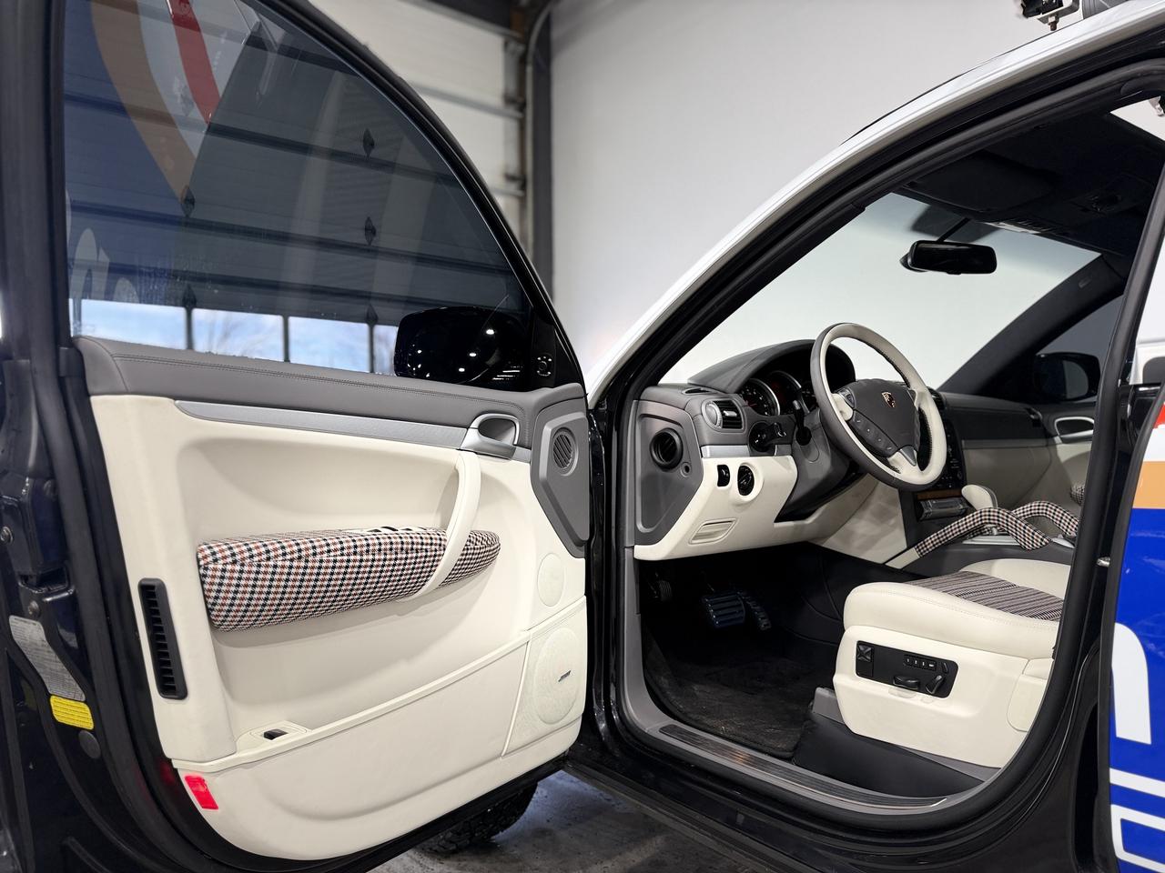 2010 Porsche Cayenne S Photo