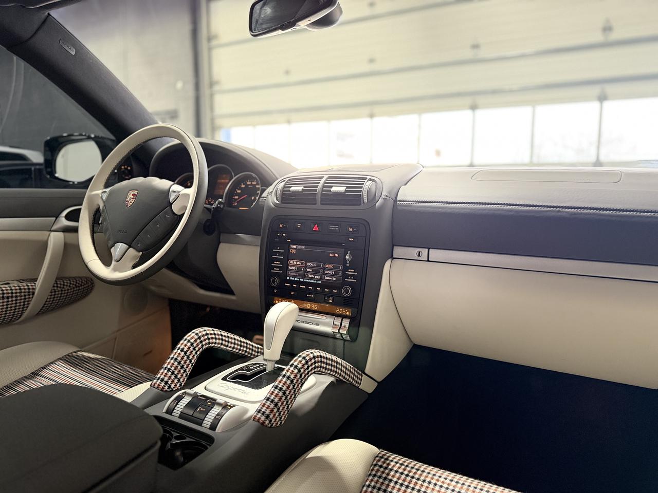 2010 Porsche Cayenne S Photo