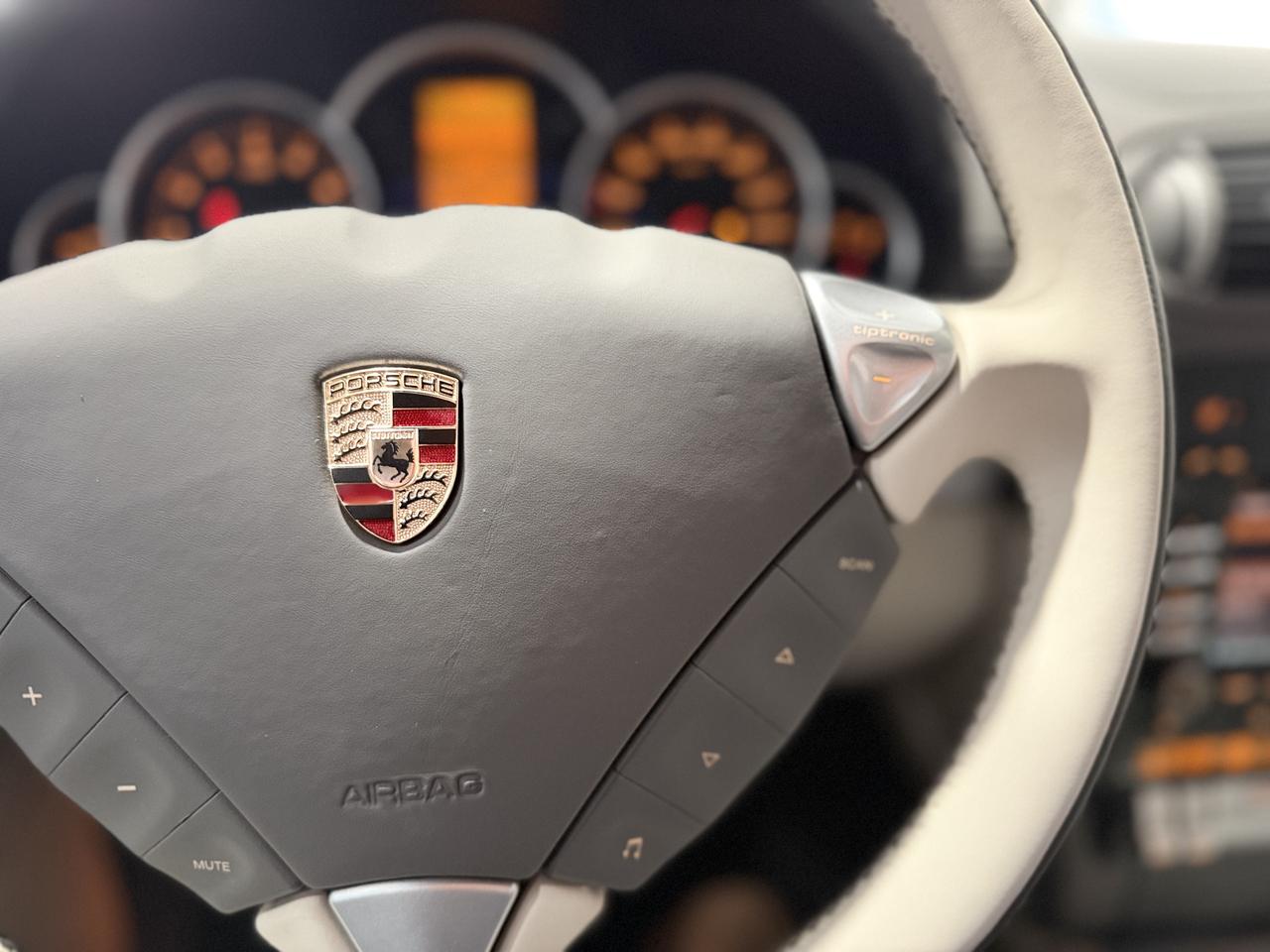 2010 Porsche Cayenne S Photo