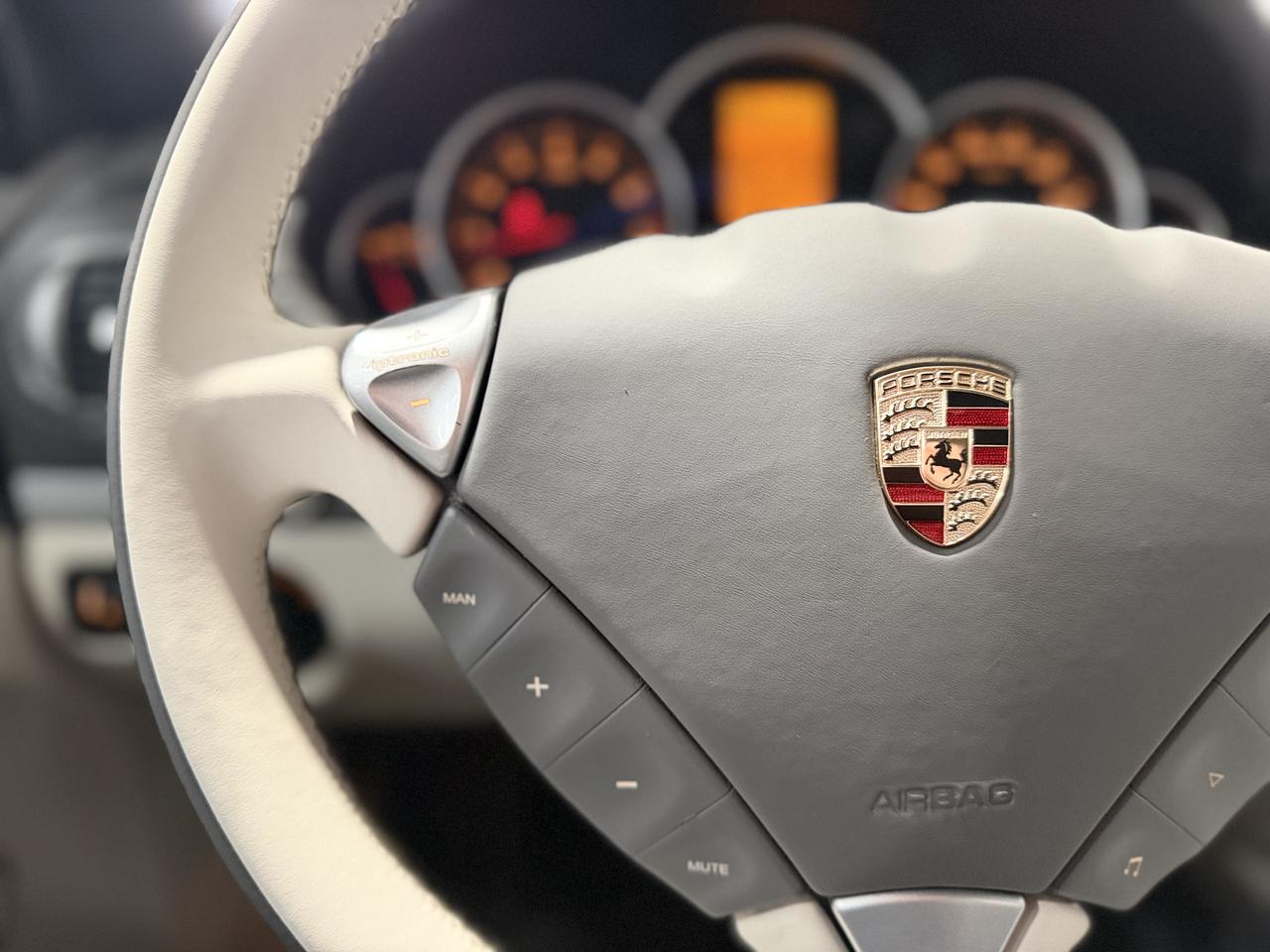 2010 Porsche Cayenne S Photo