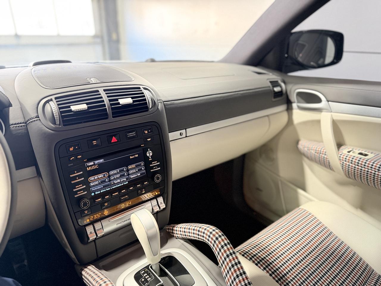 2010 Porsche Cayenne S Photo