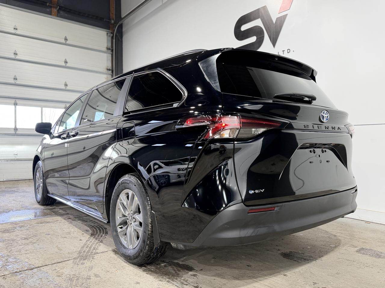 2025 Toyota Sienna XLE Photo