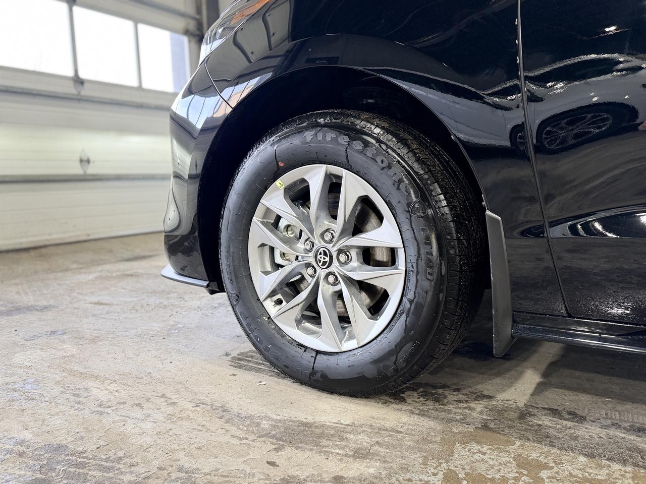 2025 Toyota Sienna XLE Photo2