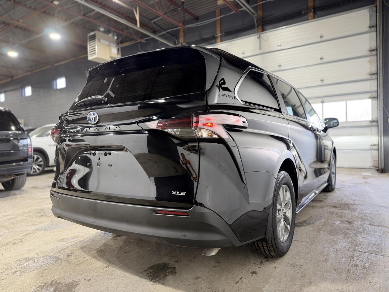 2025 Toyota Sienna XLE Photo
