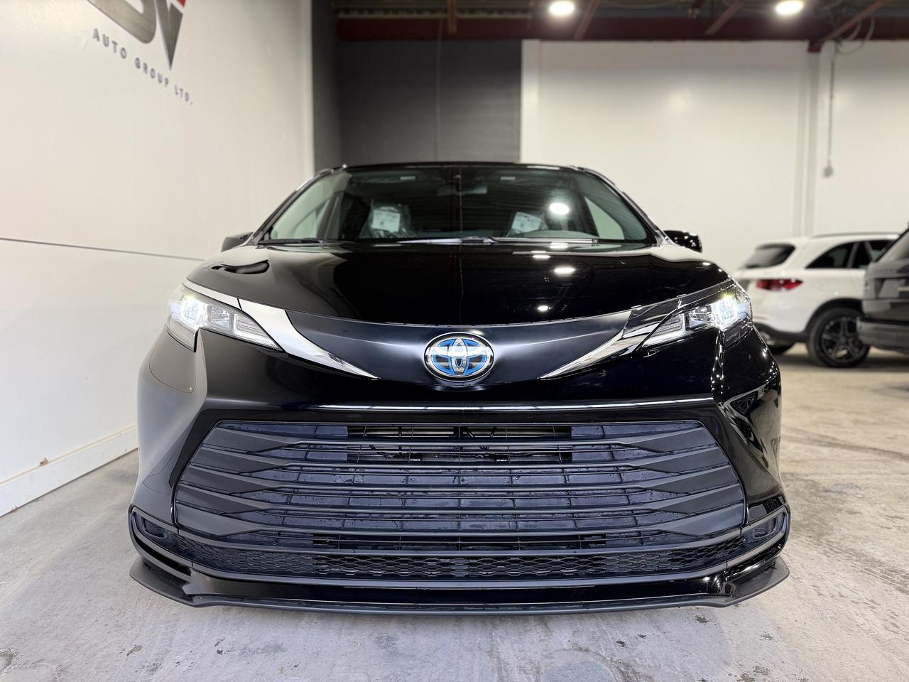 2025 Toyota Sienna XLE Photo