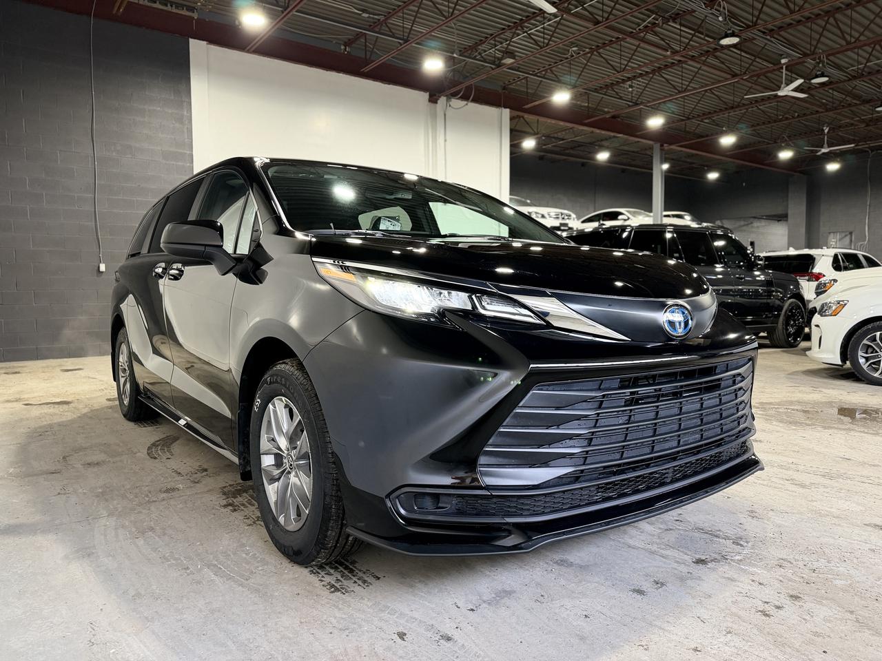 2025 Toyota Sienna XLE Photo
