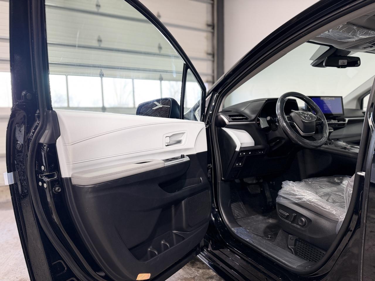 2025 Toyota Sienna XLE Photo