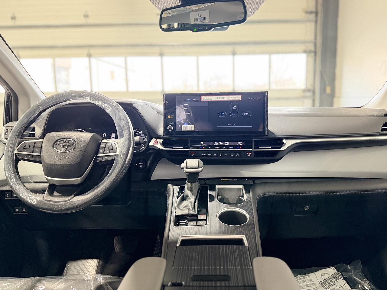 2025 Toyota Sienna XLE Photo