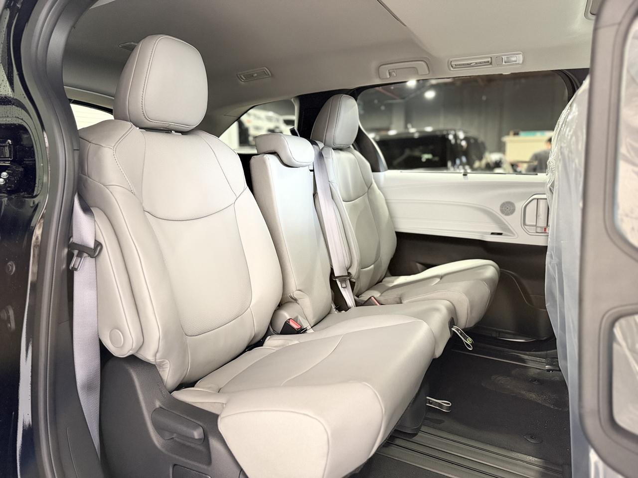 2025 Toyota Sienna XLE Photo