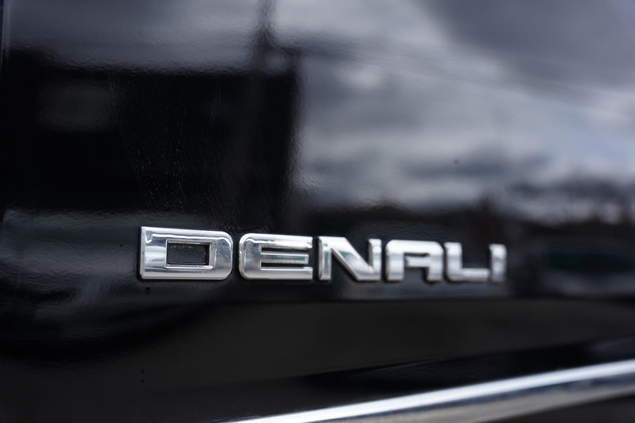 2015 GMC Yukon DENALI/6.2/7 PASS/DVD PLAYER/LOADED/NO ACCIDENTS Photo