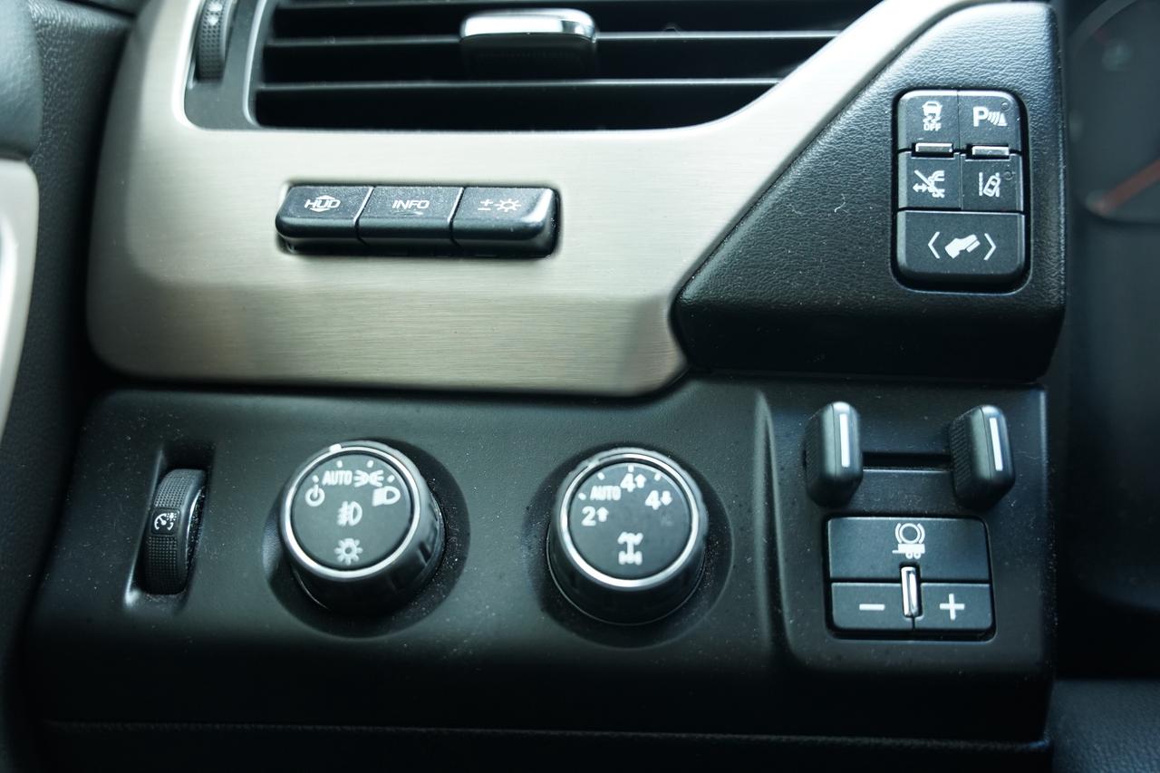 2015 GMC Yukon DENALI/6.2/7 PASS/DVD PLAYER/LOADED/NO ACCIDENTS Photo