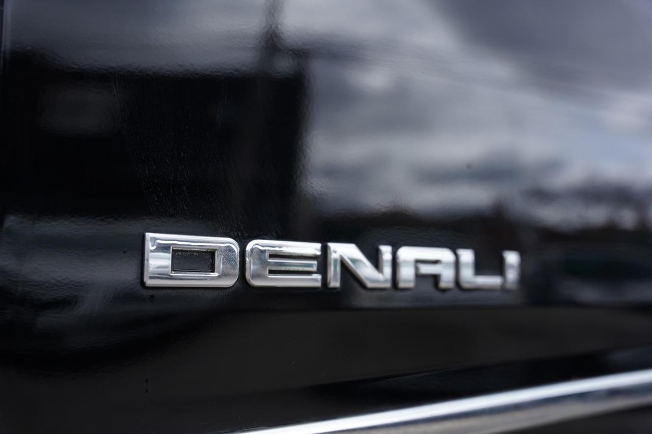 2015 GMC Yukon DENALI/6.2/7 PASS/DVD PLAYER/LOADED/NO ACCIDENTS Photo