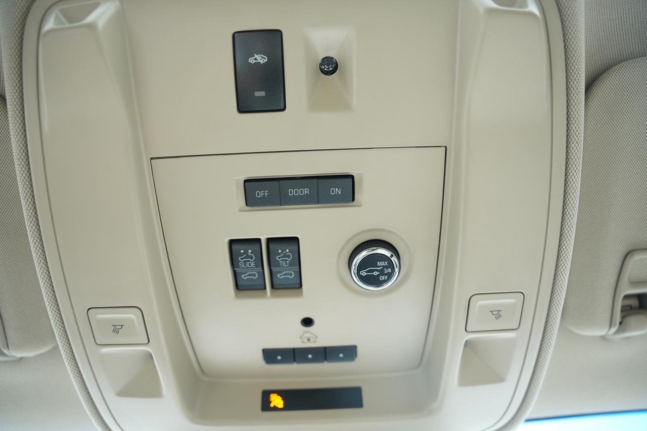 2016 Cadillac Escalade Premium/FULLY LOADED//7 PASS/ NO ACCIDENTS Photo