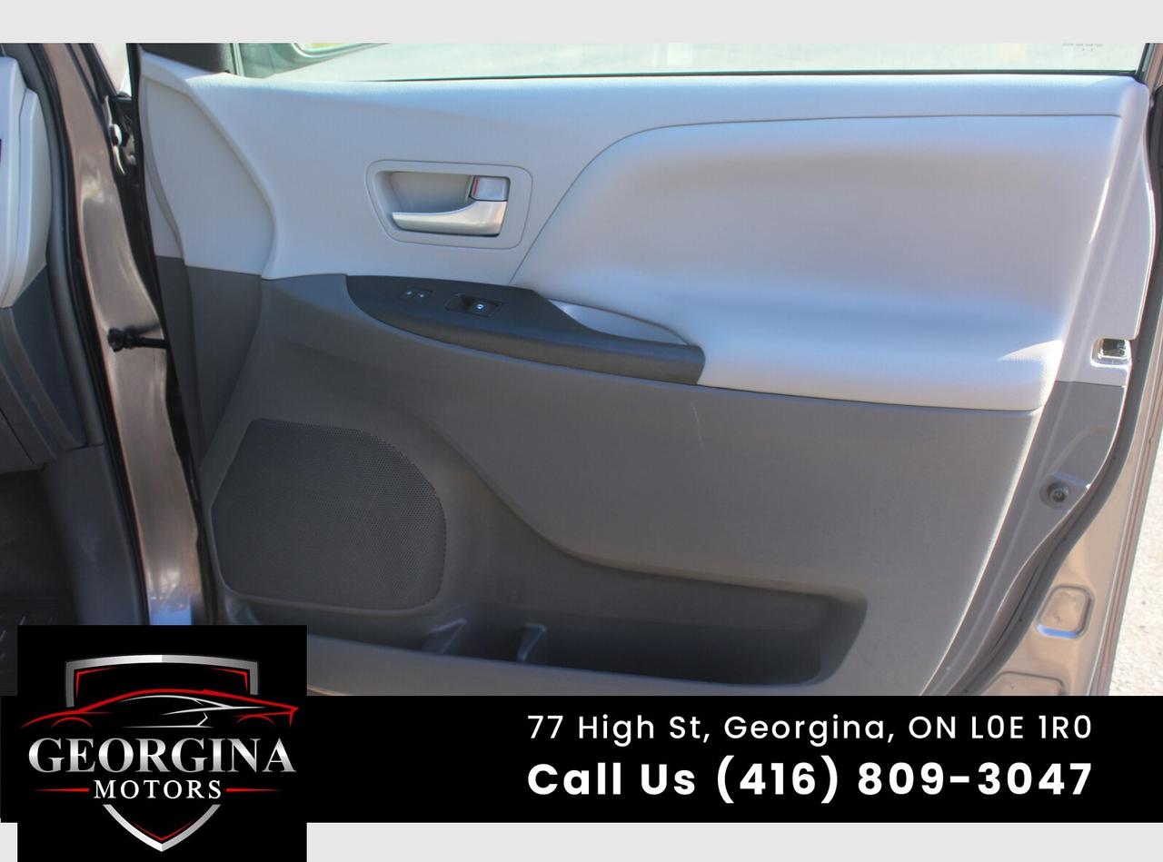 2017 Toyota Sienna LE Photo