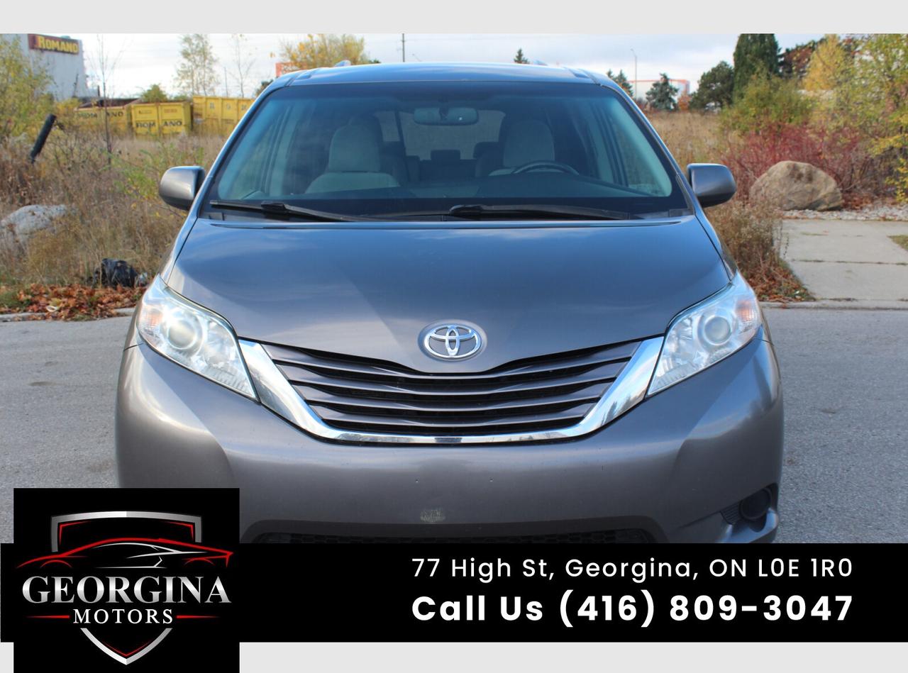 2017 Toyota Sienna LE Photo2