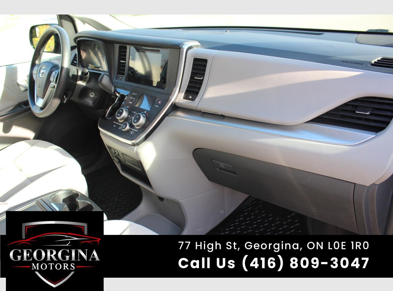 2017 Toyota Sienna LE Photo