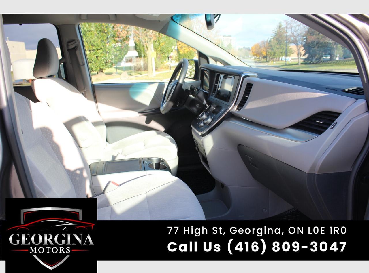 2017 Toyota Sienna LE Photo