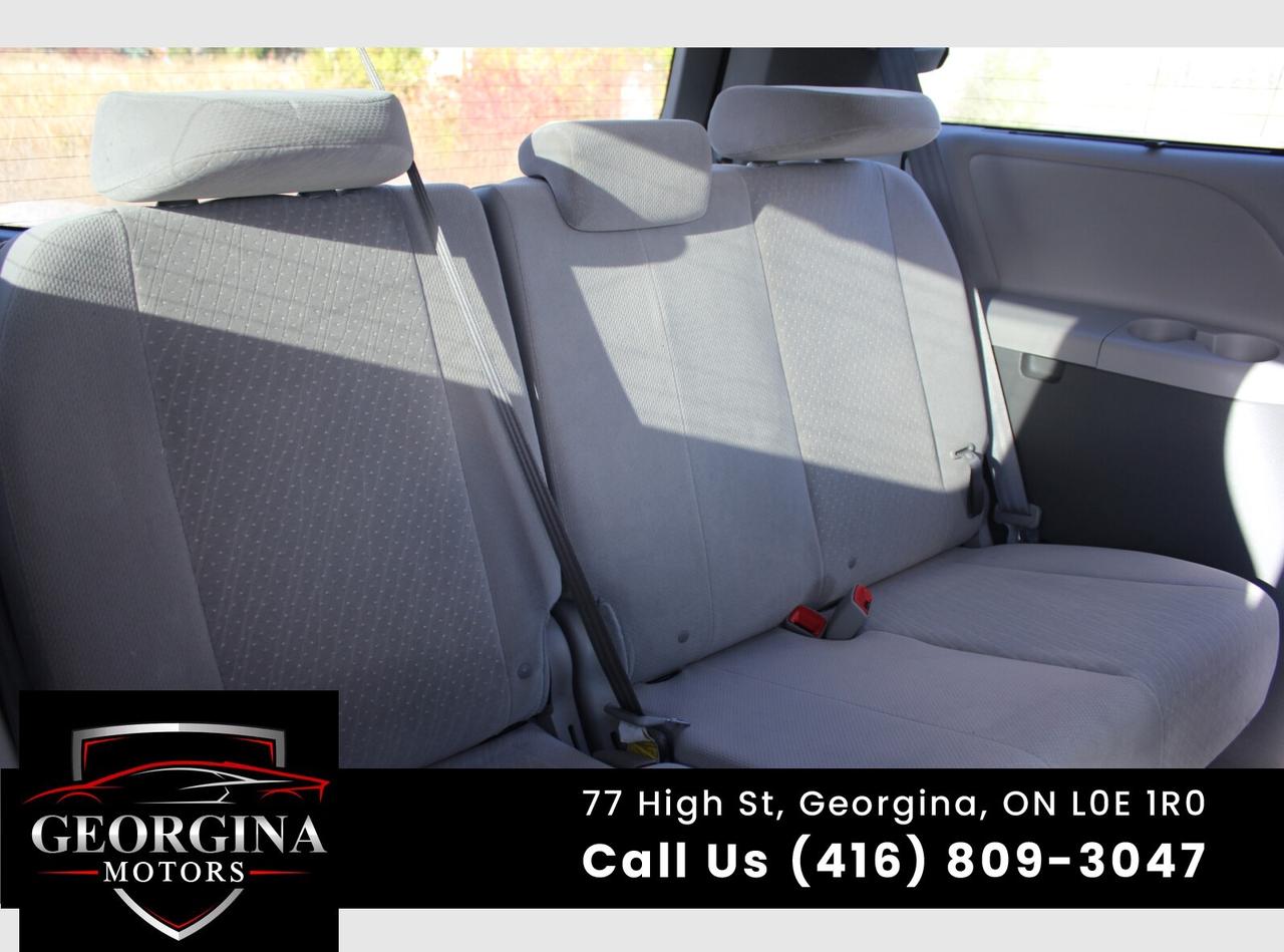 2017 Toyota Sienna LE Photo