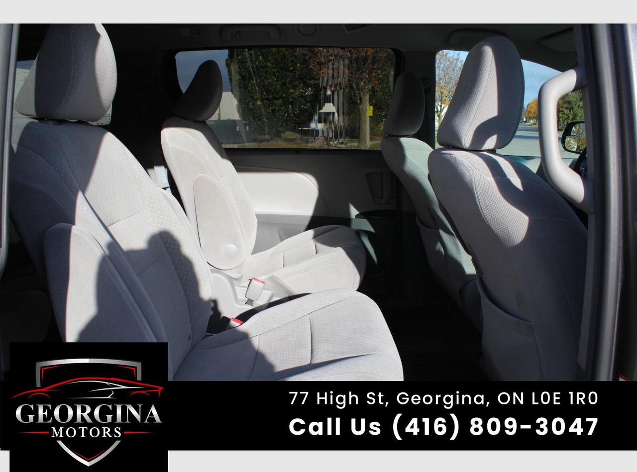 2017 Toyota Sienna LE Photo