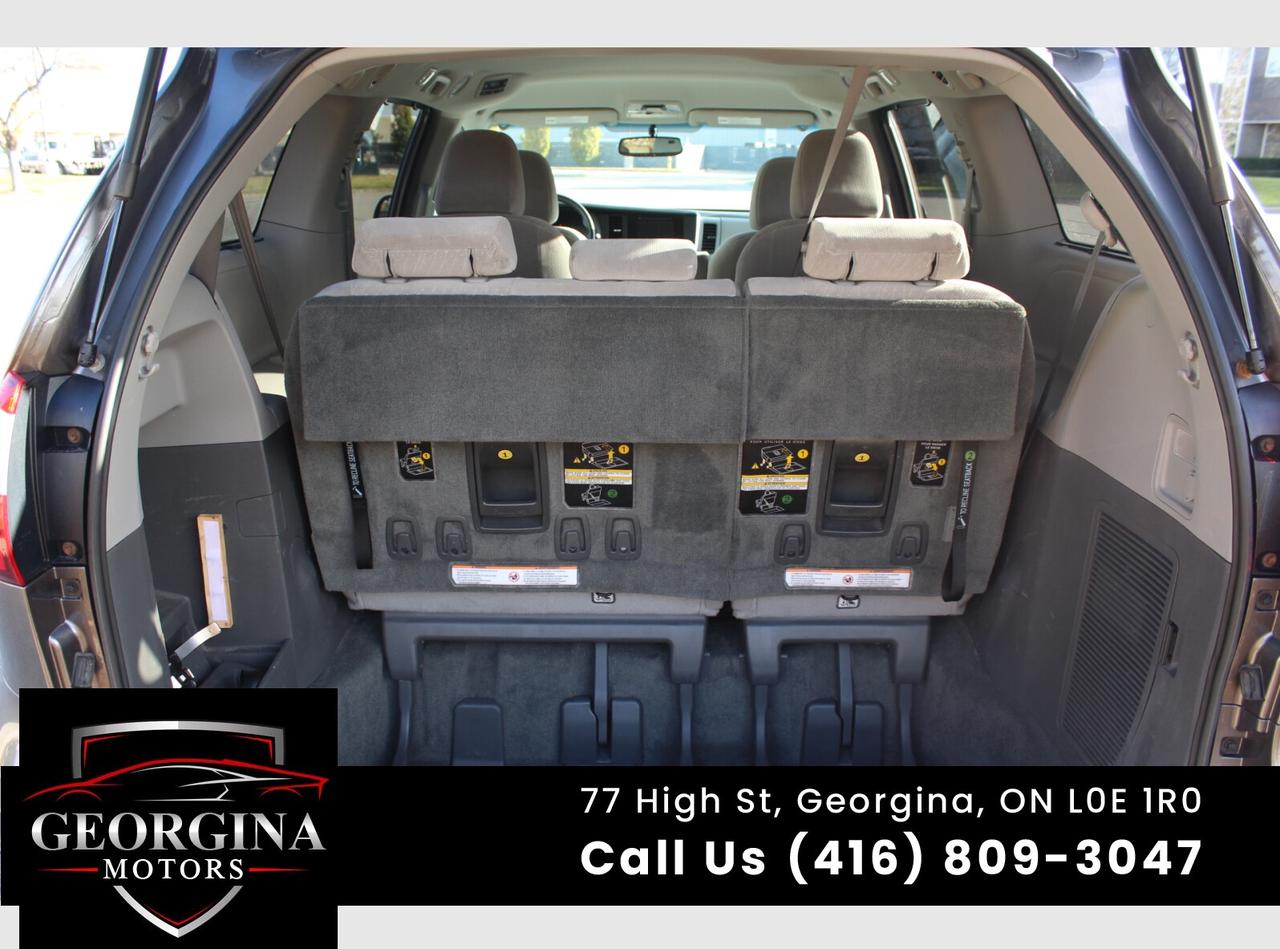 2017 Toyota Sienna LE Photo