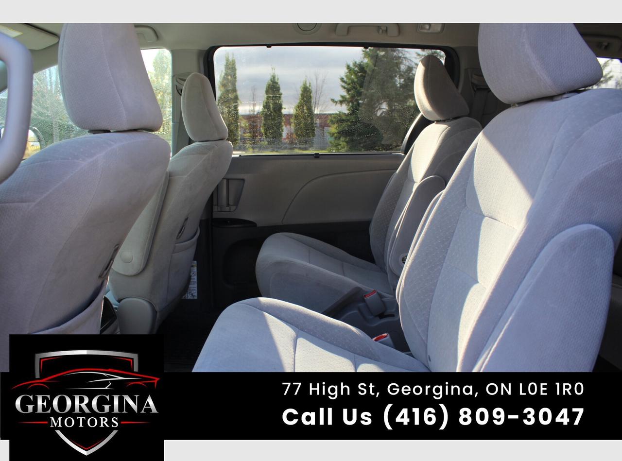 2017 Toyota Sienna LE Photo