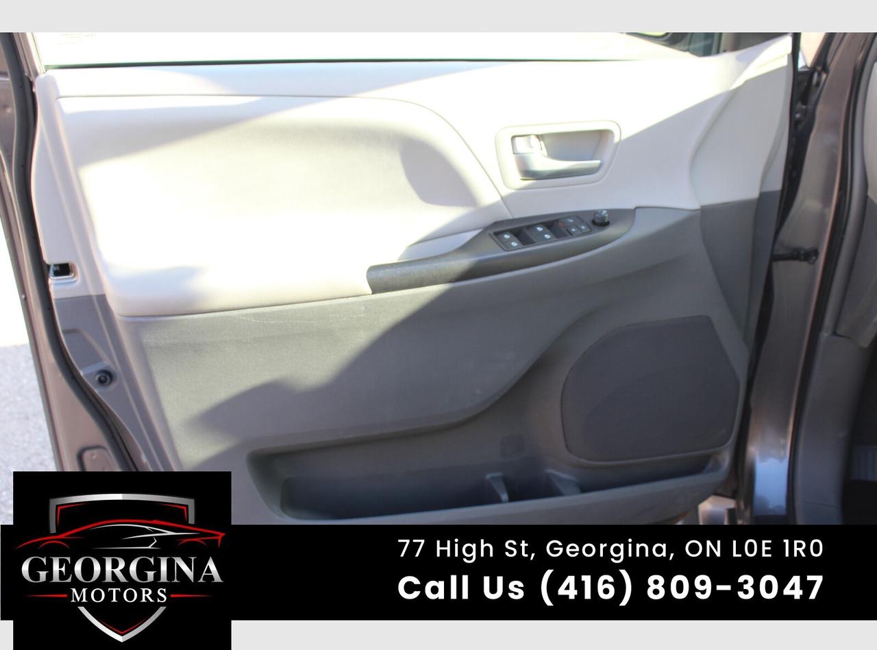 2017 Toyota Sienna LE Photo