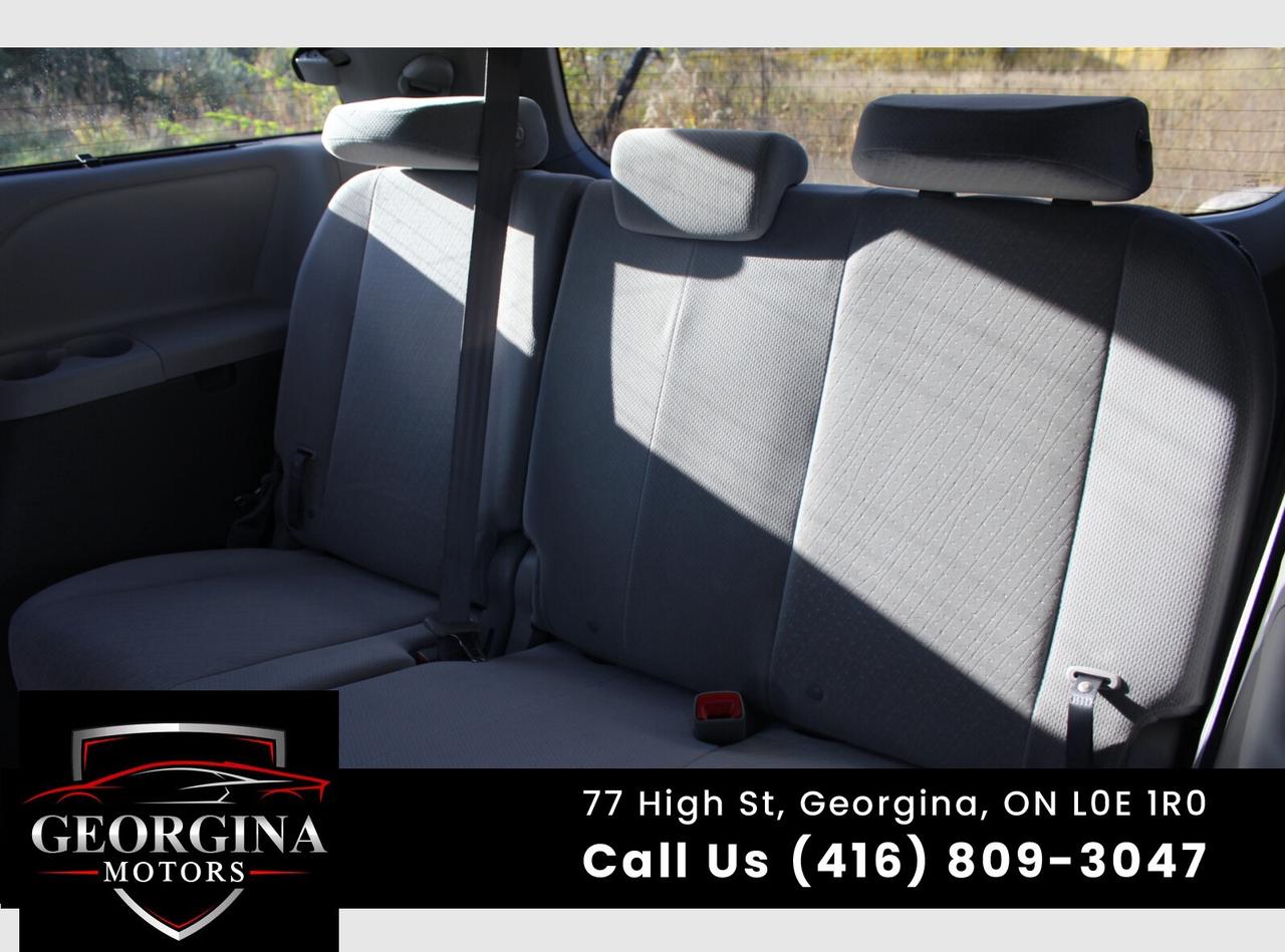 2017 Toyota Sienna LE Photo