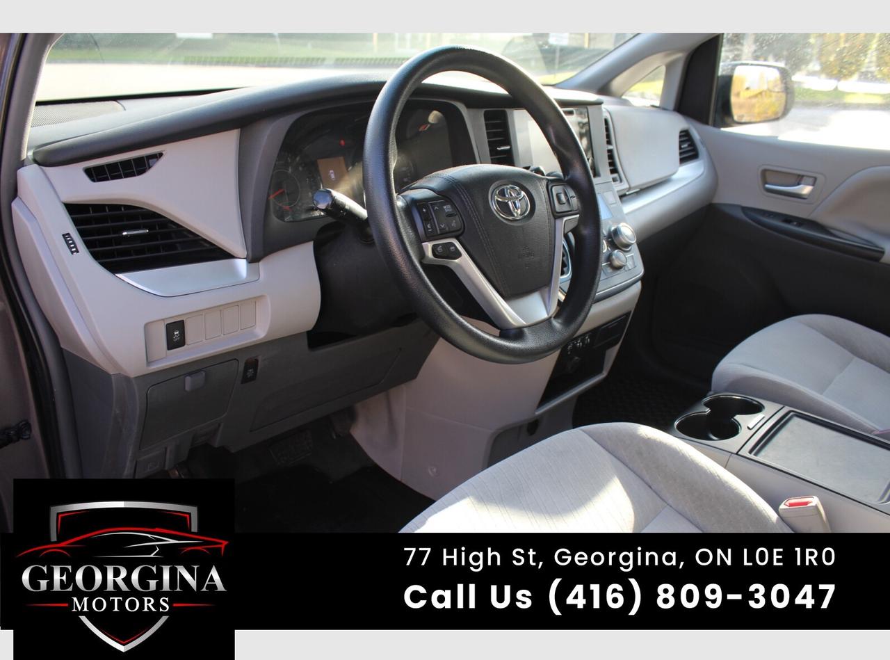 2017 Toyota Sienna LE Photo