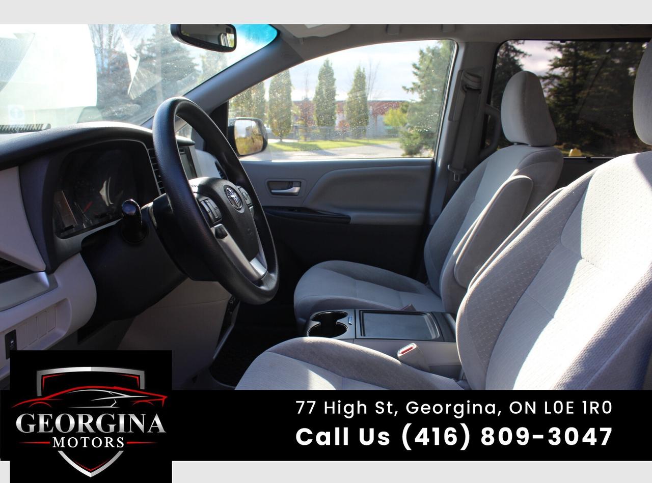 2017 Toyota Sienna LE Photo