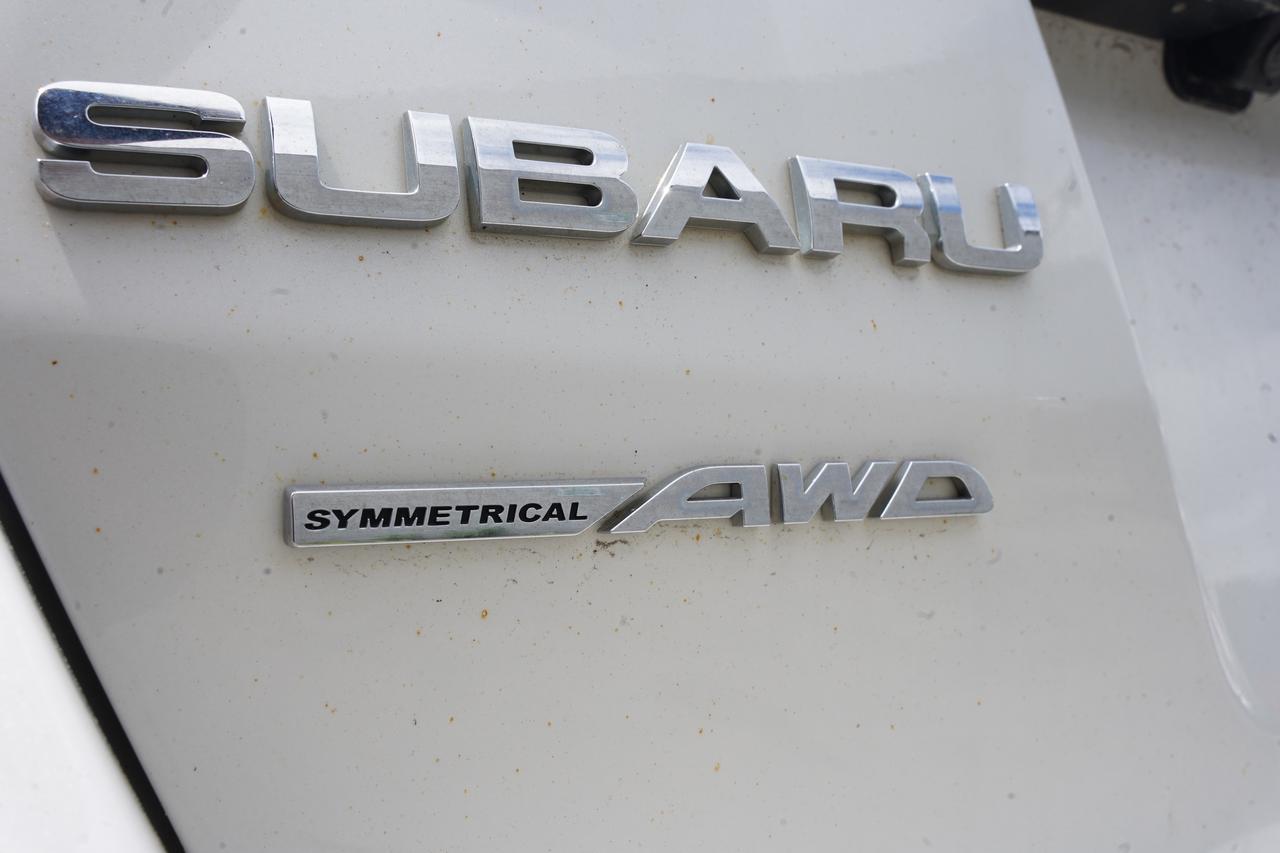 2011 Subaru Legacy 3.6R Limited/AWD/NO ACCIDENTS/FRESH TRADE Photo