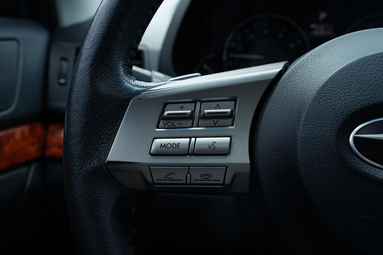 2011 Subaru Legacy 3.6R Limited/AWD/NO ACCIDENTS/FRESH TRADE Photo