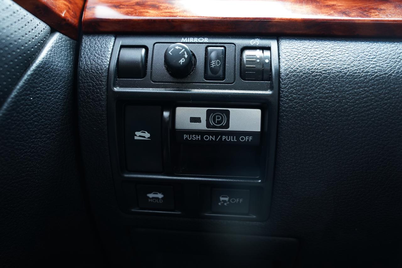 2011 Subaru Legacy 3.6R Limited/AWD/NO ACCIDENTS/FRESH TRADE Photo