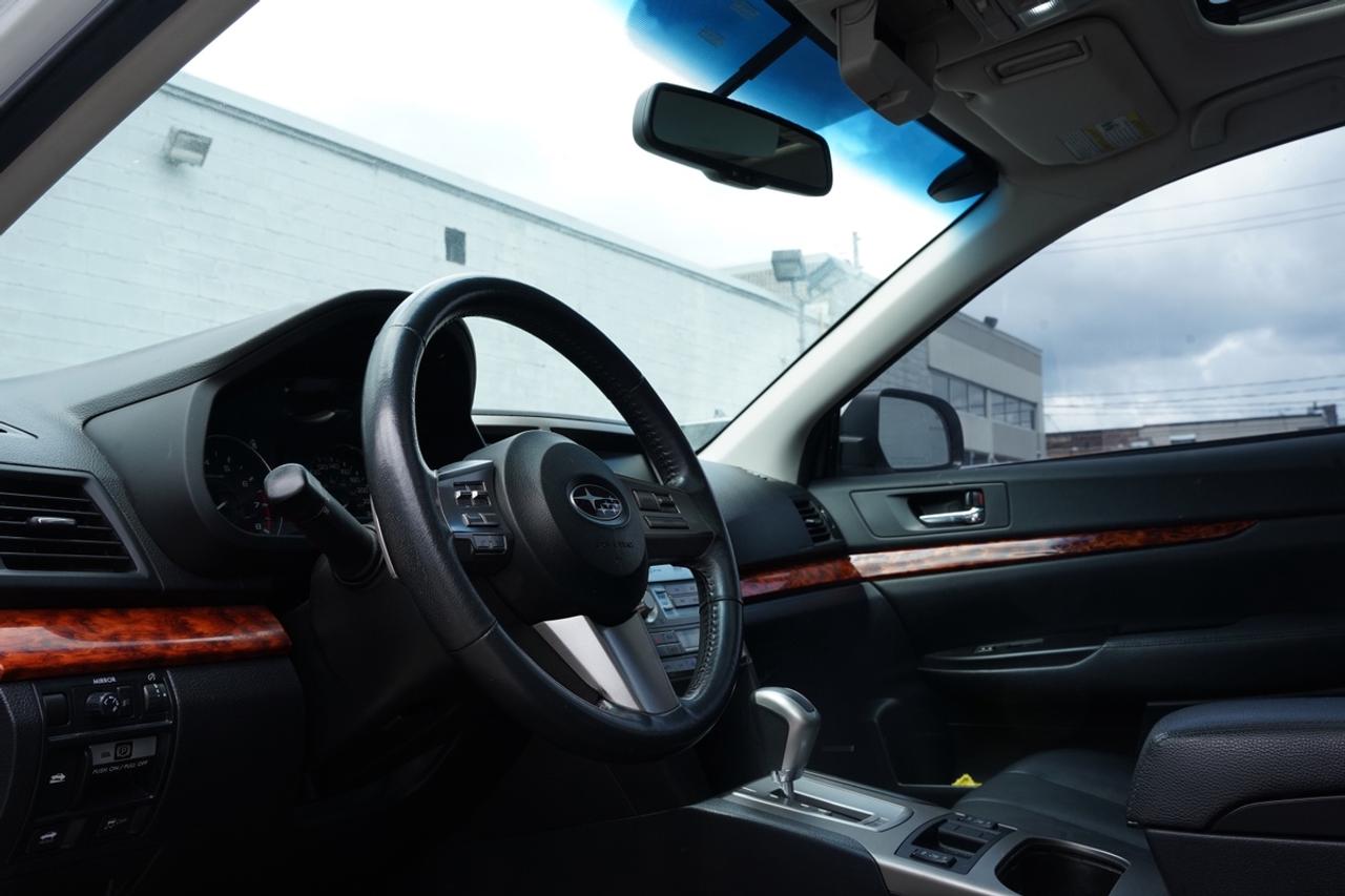 2011 Subaru Legacy 3.6R Limited/AWD/NO ACCIDENTS/FRESH TRADE Photo
