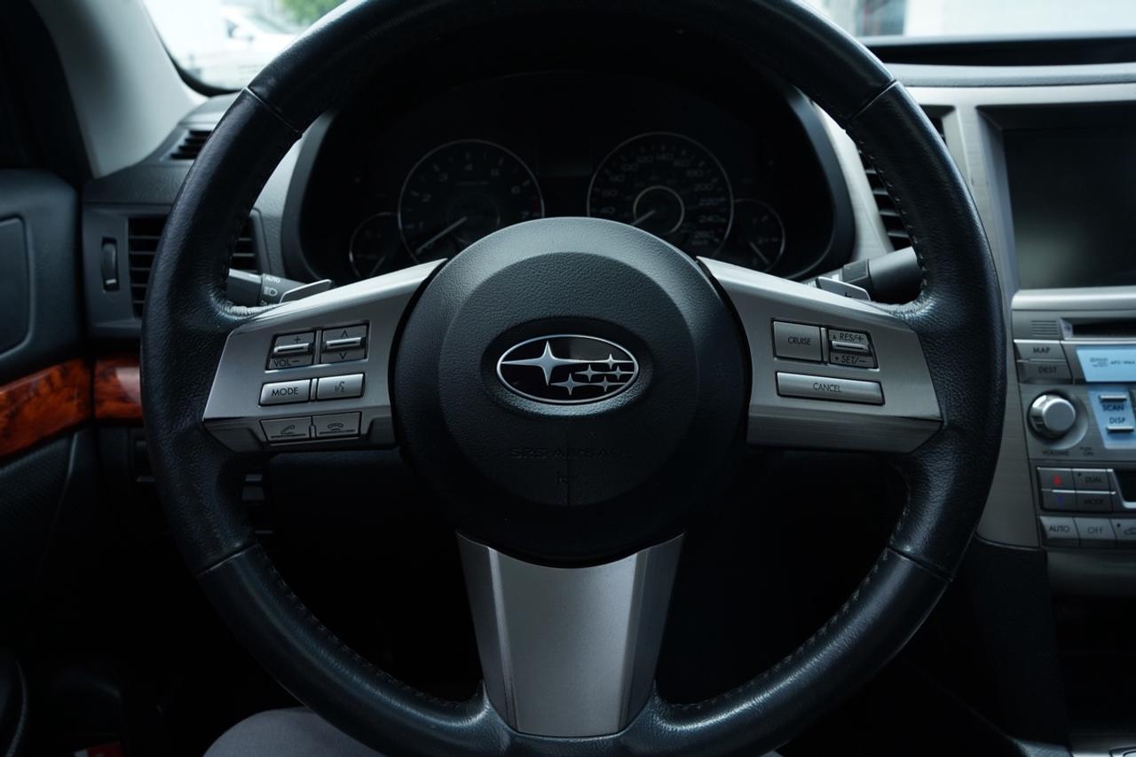 2011 Subaru Legacy 3.6R Limited/AWD/NO ACCIDENTS/FRESH TRADE Photo