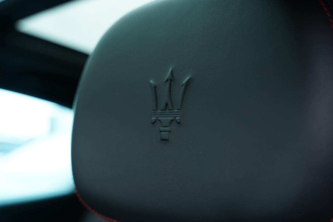 2018 Maserati Levante GranLusso/NO ACCIDENT/AWD/PANO/RED STITCH Photo