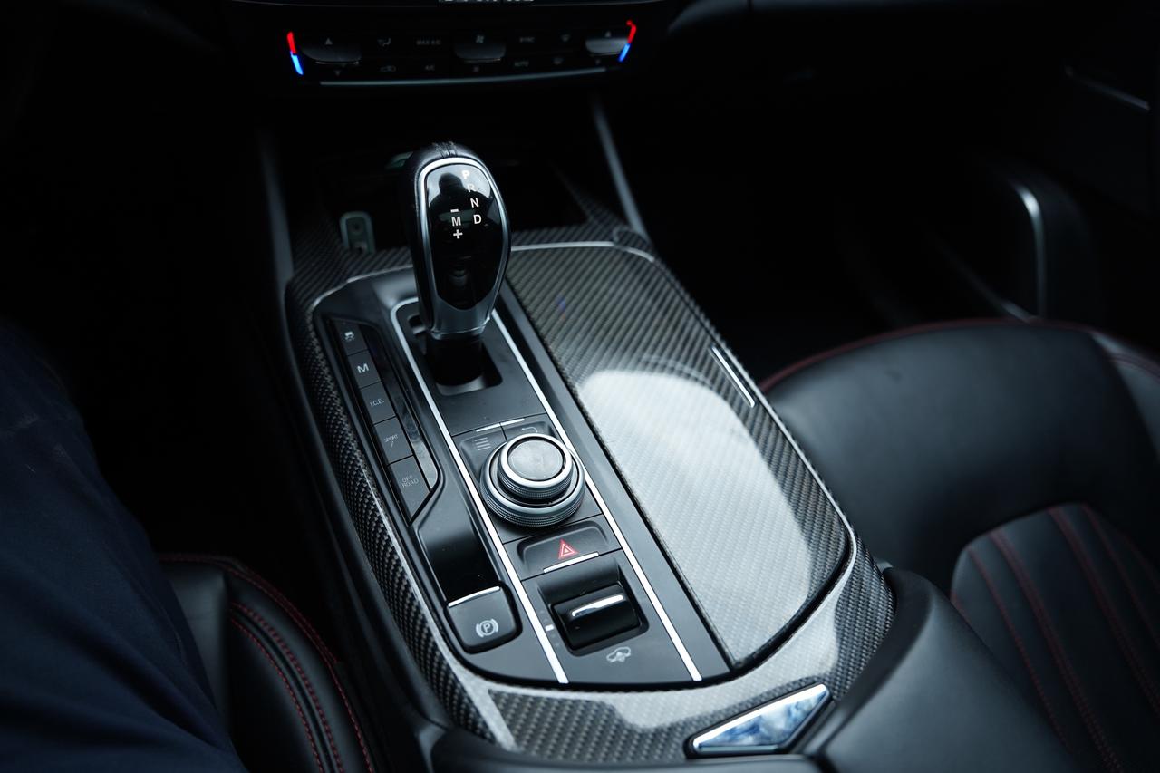 2018 Maserati Levante GranLusso/NO ACCIDENT/AWD/PANO/RED STITCH Photo