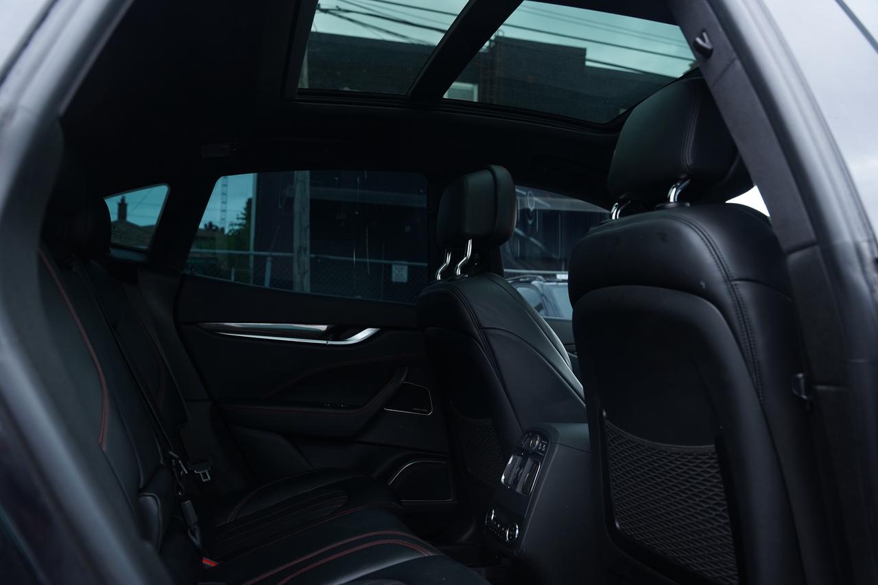 2018 Maserati Levante GranLusso/NO ACCIDENT/AWD/PANO/RED STITCH Photo