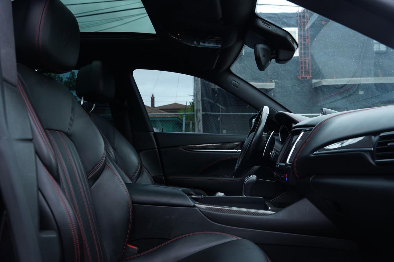 2018 Maserati Levante GranLusso/NO ACCIDENT/AWD/PANO/RED STITCH Photo