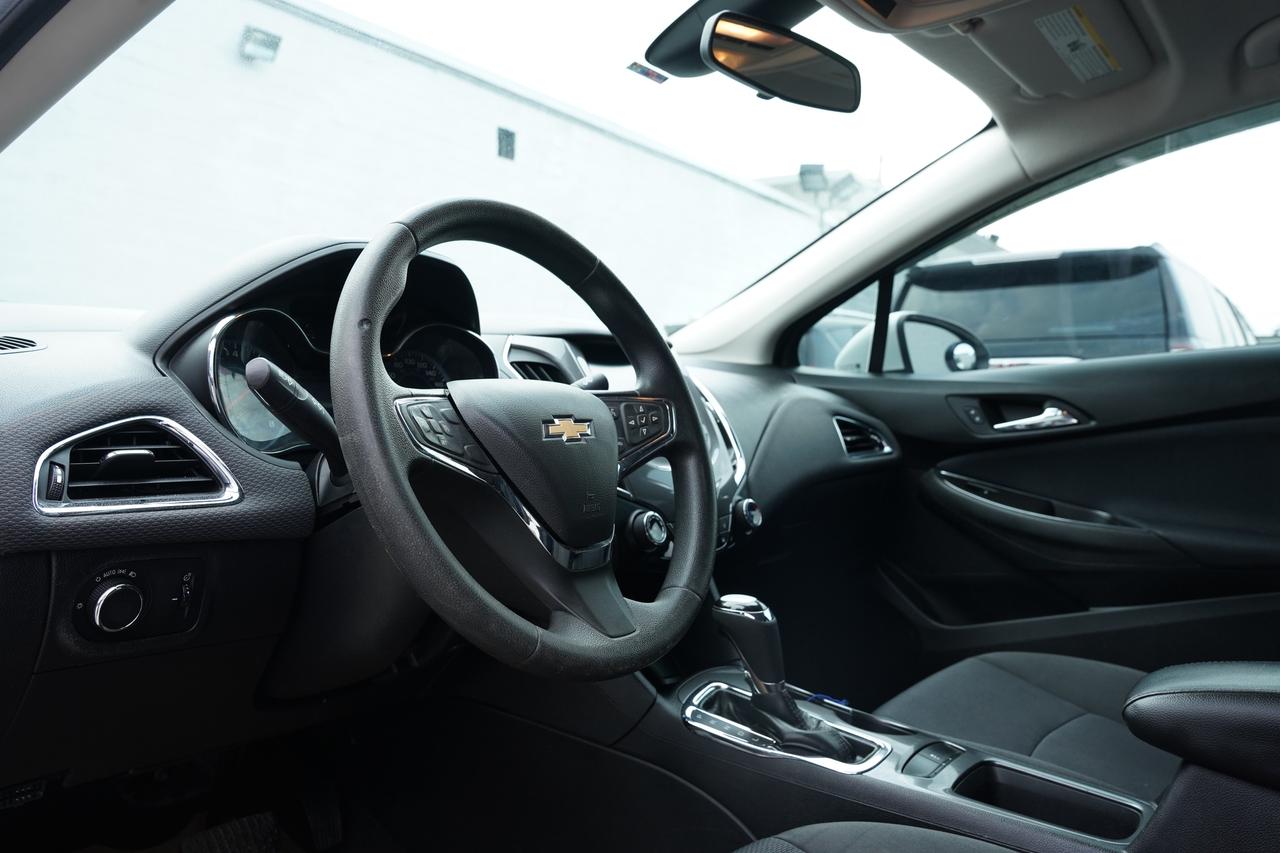 2018 Chevrolet Cruze LT PKG/ NO ACCIDENTS/ LANE ASISST Photo
