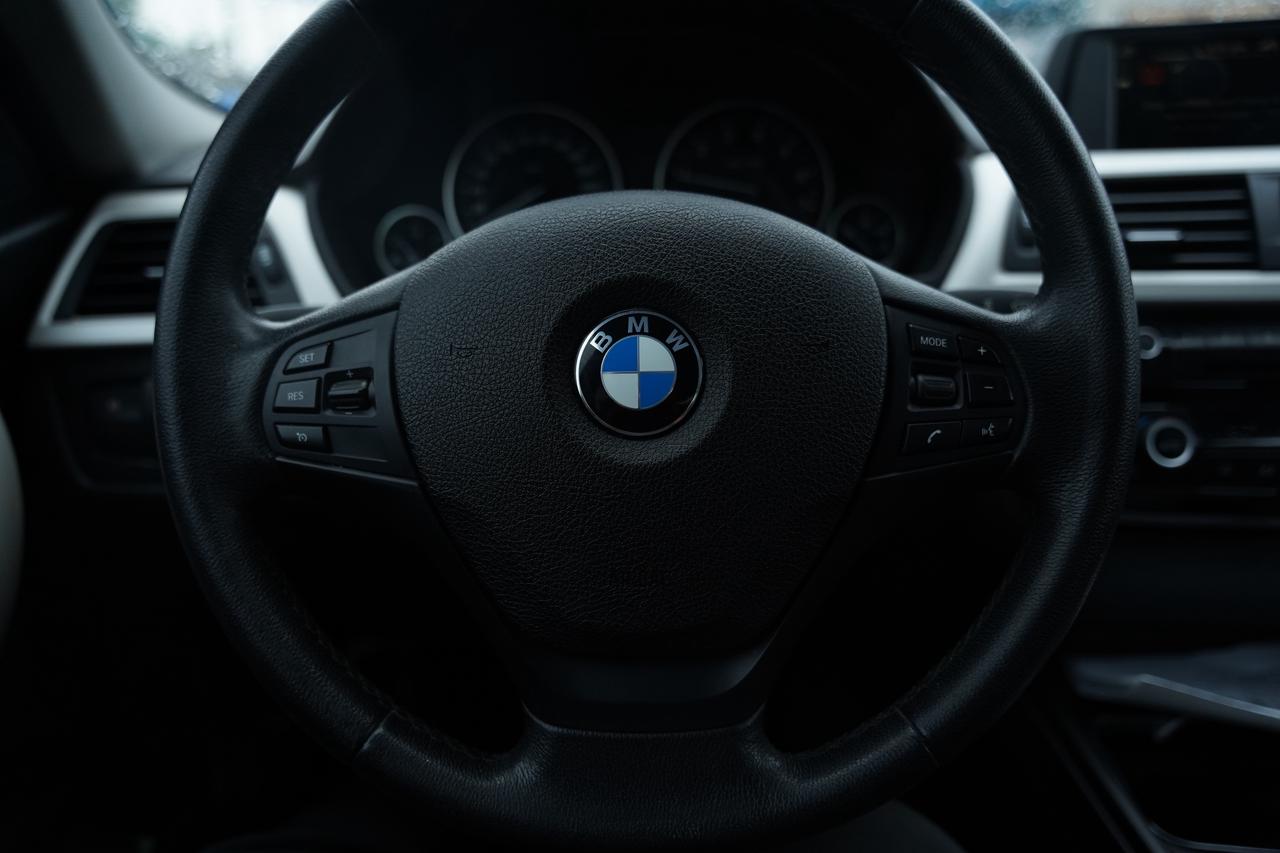 2017 BMW 3-Series 320i XDRIVE/ LEATHER/ NO ACCIDENTS Photo