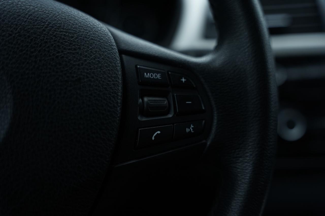 2017 BMW 3-Series 320i XDRIVE/ LEATHER/ NO ACCIDENTS Photo