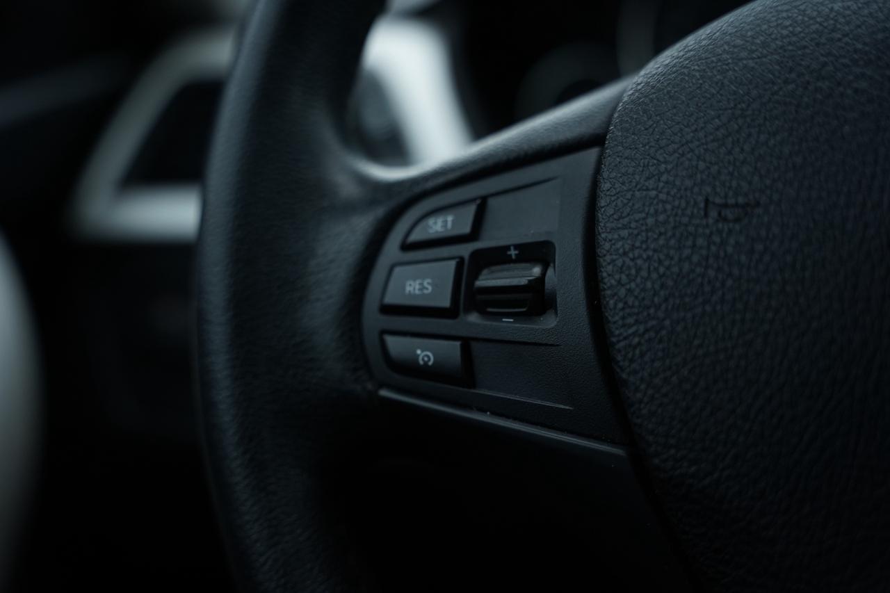 2017 BMW 3-Series 320i XDRIVE/ LEATHER/ NO ACCIDENTS Photo