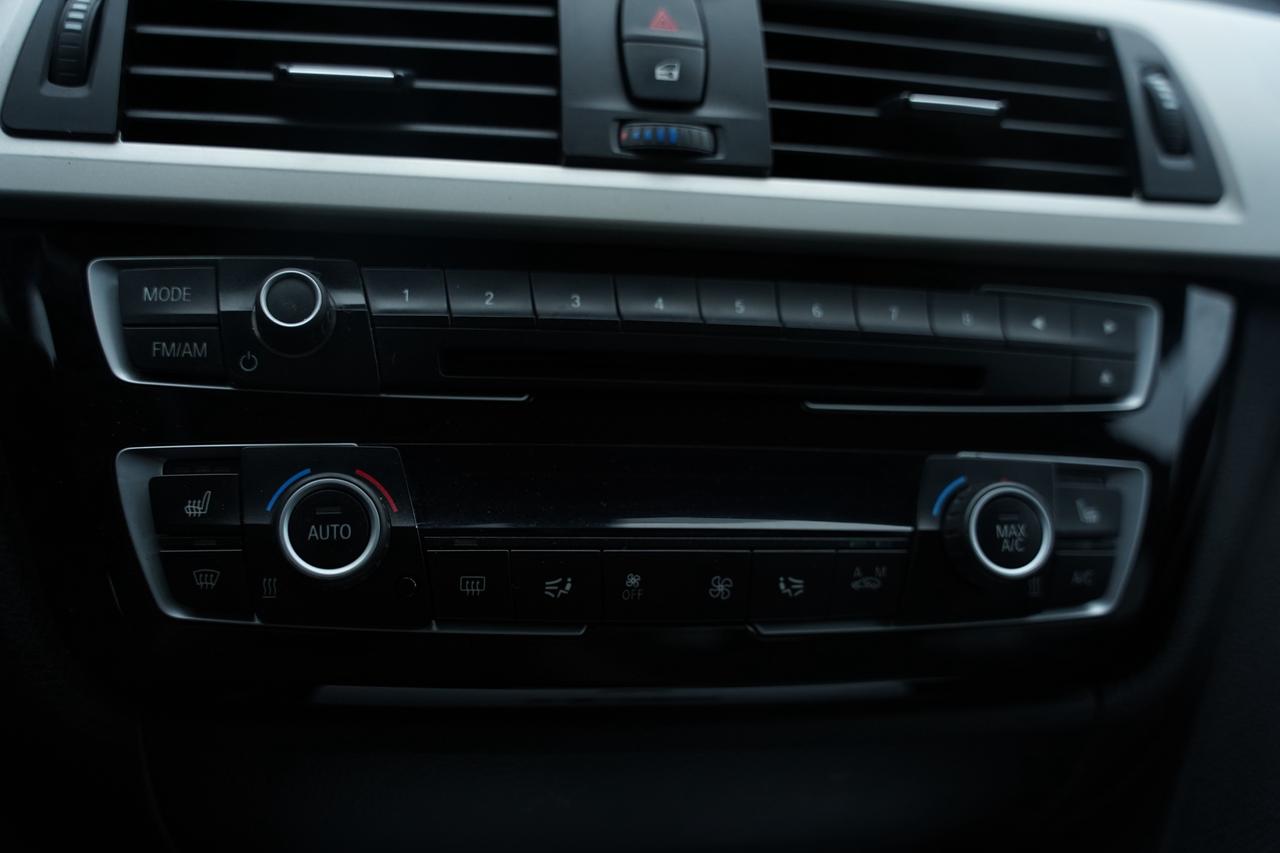 2017 BMW 3-Series 320i XDRIVE/ LEATHER/ NO ACCIDENTS Photo