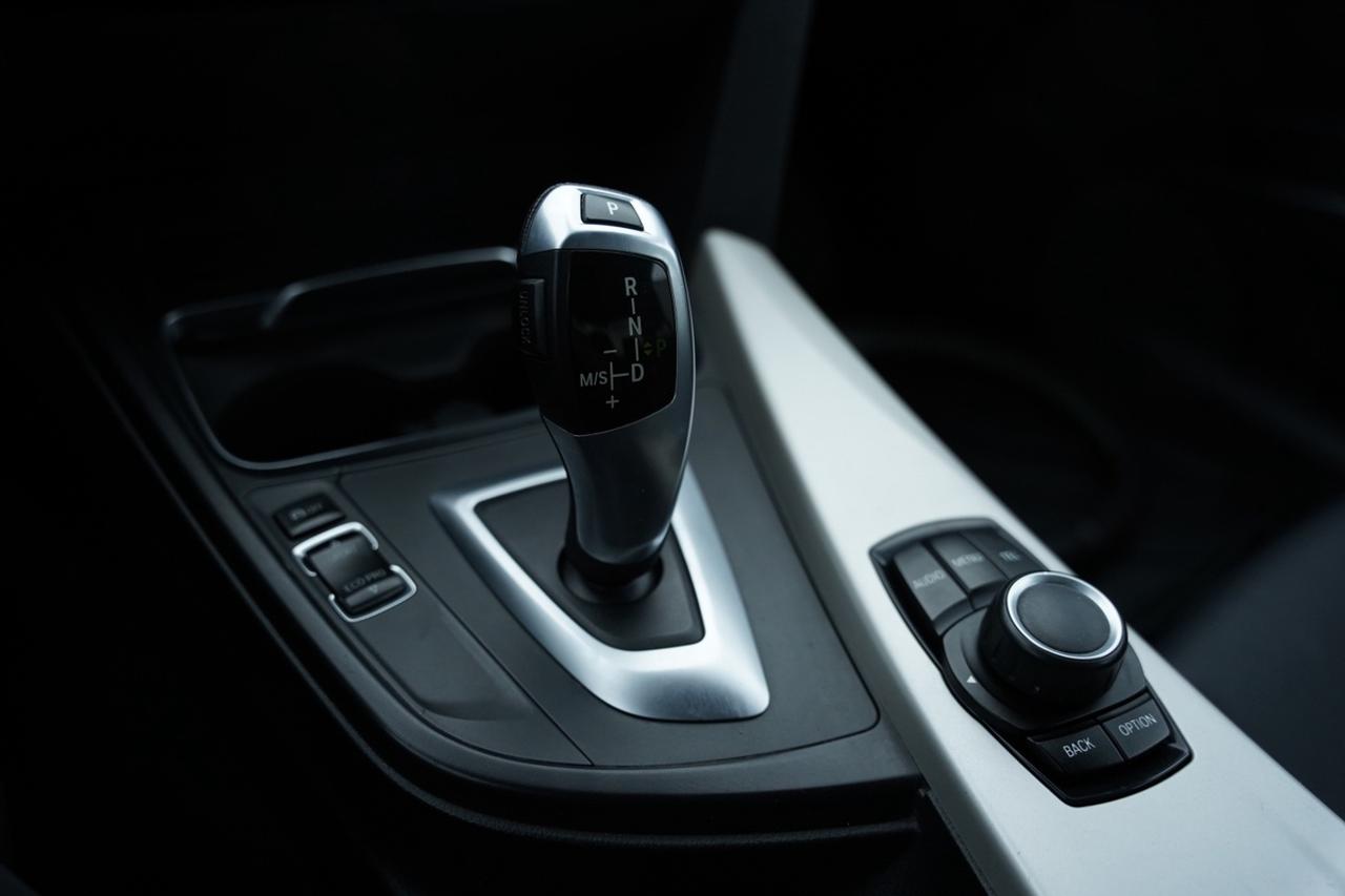 2017 BMW 3-Series 320i XDRIVE/ LEATHER/ NO ACCIDENTS Photo