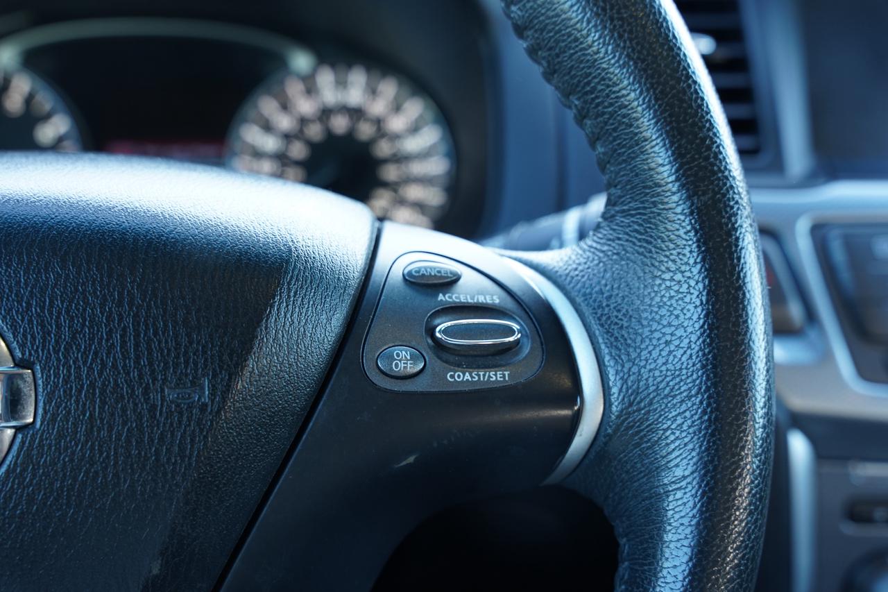 2017 Nissan Pathfinder SL PKG/ NAV/ 7 PASS/ CAMERA/LEATHER/NO ACCIDENTS Photo