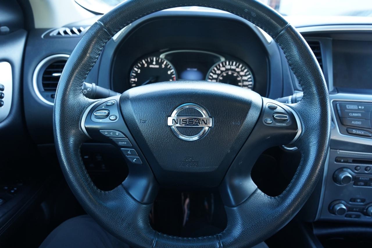 2017 Nissan Pathfinder SL PKG/ NAV/ 7 PASS/ CAMERA/LEATHER/NO ACCIDENTS Photo